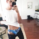 Collezione mutande bagnate – cazzi che escono dai boxer e sborrano