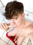 Twink carini si filmano mentre si segano e schizzano sperma