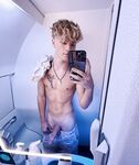 Twink carini si filmano mentre si segano e schizzano sperma