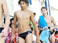 Culi bagnati in piscina e spiaggia – gay hard da leccare