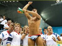 Culi bagnati in piscina e spiaggia – gay hard da leccare