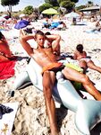 Culi bagnati in piscina e spiaggia – gay hard da leccare