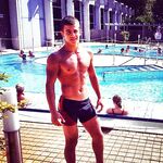 Culi bagnati in piscina e spiaggia – gay hard da leccare