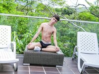 Liam Zuares latino magro sega l’uccello grosso non circonciso in giardino