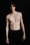 Hunks gay con pettorali nudi e erezioni dure