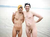 Nudi maschili in spiaggia e campeggio wild
