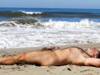 Nudi maschili in spiaggia e campeggio wild