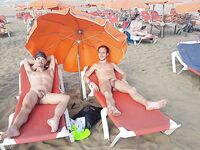 Nudi maschili in spiaggia e campeggio wild