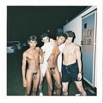 Nudi maschili in spiaggia e campeggio wild