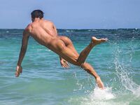 Ragazzi nudi gay in spiaggia al mare