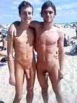 Ragazzi nudi gay in spiaggia al mare