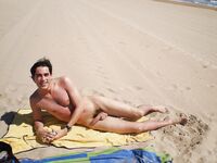 Ragazzi nudi gay in spiaggia al mare