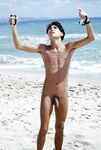 Ragazzi nudi gay in spiaggia al mare
