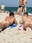 Ragazzi nudi gay in spiaggia al mare