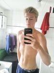 Giovani twinks gay in pose calde e sensuali
