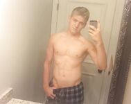 Giovani twinks gay in pose calde e sensuali