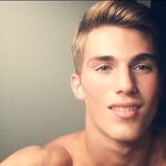 Giovani twinks gay in pose calde e sensuali