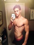 Giovani twinks gay in pose calde e sensuali