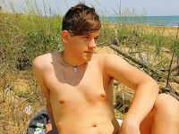 Bello italiano nudo sulla spiaggia