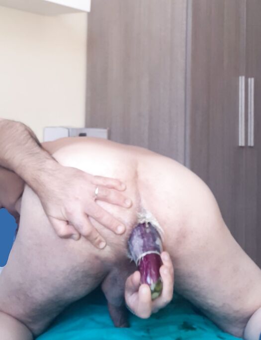 Nel culo melanzana e godo come una puttana