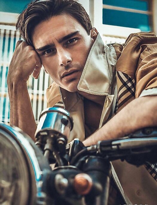 Andrea Manzoni modello italiano da leccare