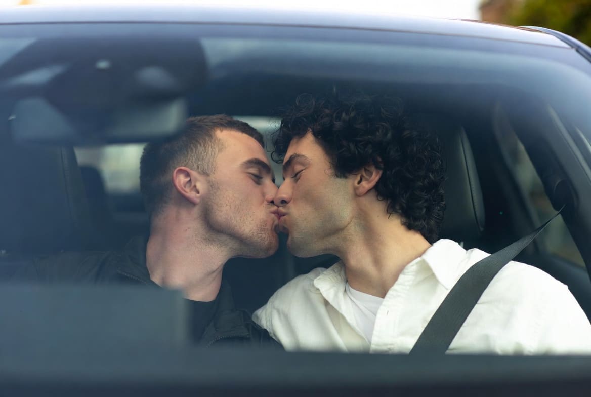 Immagine La Prima Volta in Macchina tra Due Amici Intimi