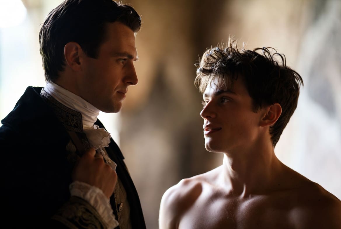 Immagine Vinto a carte dal Lord inglese: il servo italiano diventa schiavo sessuale nel lusso dell’hotel