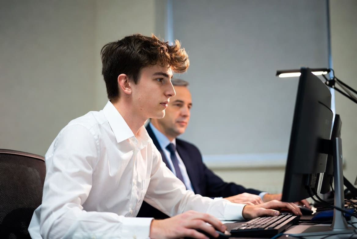 Immagine Ugo: il mio sottoposto 25enne gay che mi ha confessato il desiderio in ufficio e si è travestito da donna per me