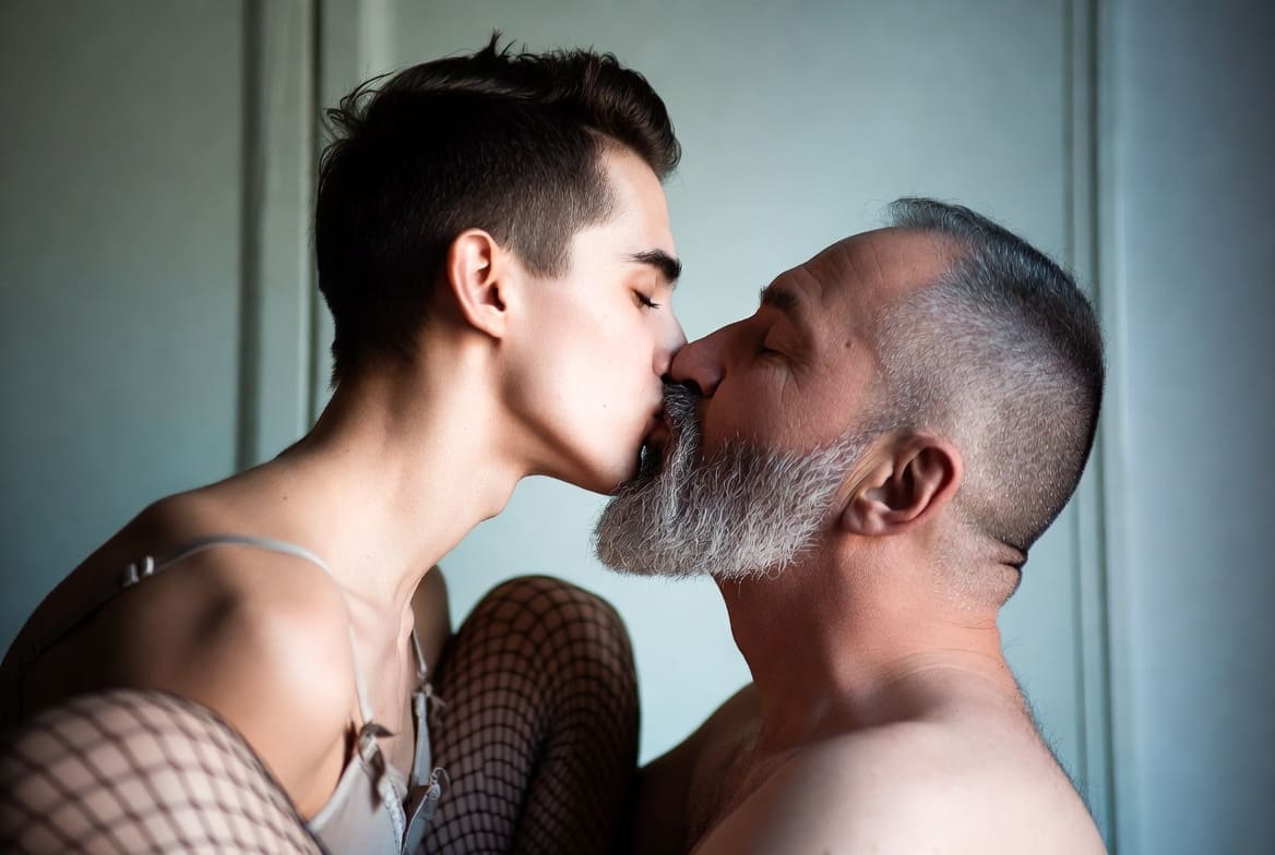 Immagine In casa con l’amico: la prima volta gay ispirata dal padre che scopava mia madre