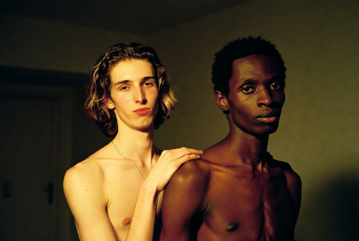 Immagine È tutto cominciato al mercato: l’incontro con il fruttarolo arabo che ha acceso la mia passione gay