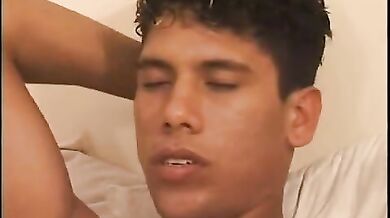 Bel ragazzo latino si masturba