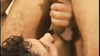 Bel ragazzo latino si masturba