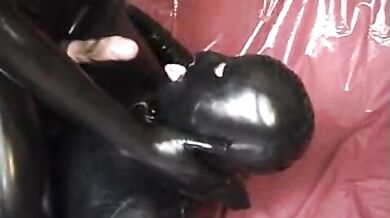 Gay in latex si masturbano