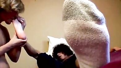 Gay lecca i piedi puzzolenti