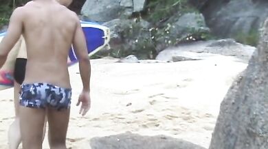 Surfisti gay fanno sesso anale in spiaggia