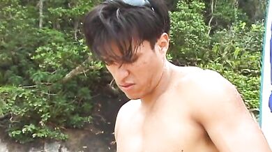 Surfisti gay fanno sesso anale in spiaggia