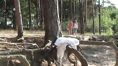 Masturbazione in compagnia su una spiaggia gay