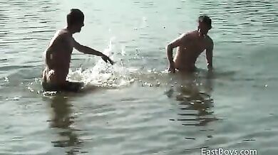 Masturbazione in compagnia su una spiaggia gay