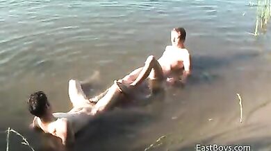 Masturbazione in compagnia su una spiaggia gay