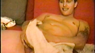 Ragazzo sudamericano si sditalina il culo