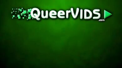 Uomo gay con piercing si masturba il culo