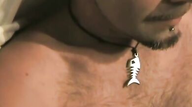 Uomo gay con piercing si masturba il culo