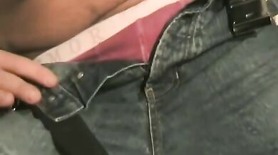 Uomo gay con piercing si masturba il culo