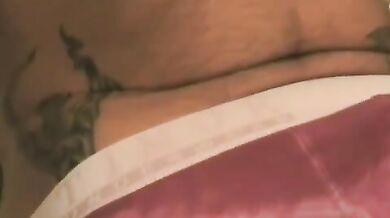 Uomo gay con piercing si masturba il culo