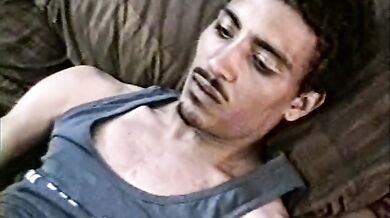 Arabo gay si masturba