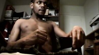 Ragazzo nero gay si massaggia il pisello