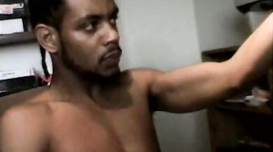 Ragazzo nero gay si massaggia il pisello