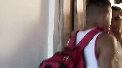 Omosessuali tatuati scopano sul sofà