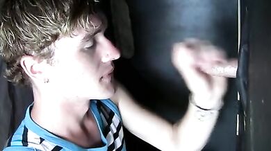 Frocio succhia cazzi dal buco