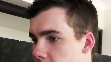 Frocio succhia cazzi dal buco